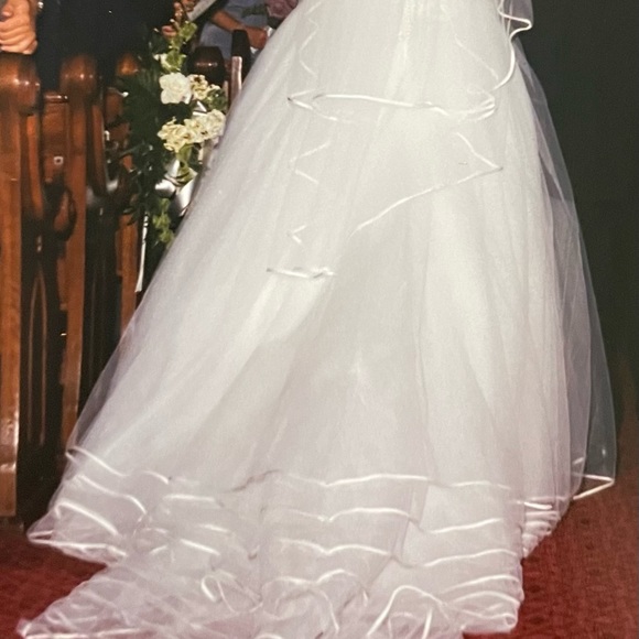 Satin and tulle wedding gown size 2-4 - Picture 2 of 11